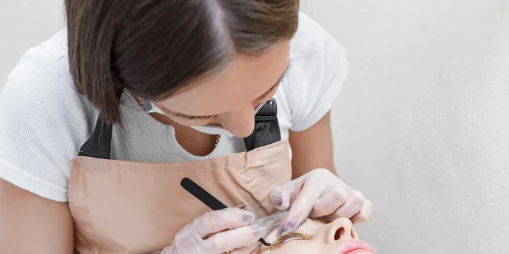 Syntetické mihalnice, lash lift alebo laminácia obočia