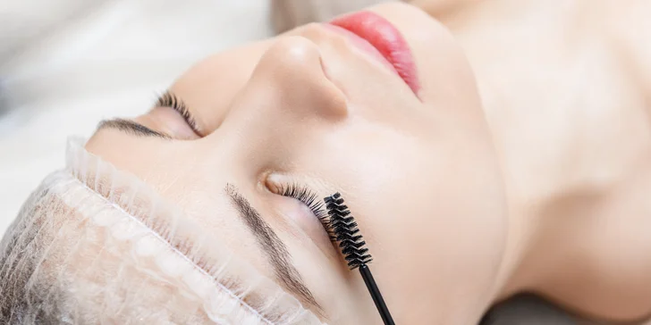 Syntetické mihalnice, lash lift alebo laminácia obočia