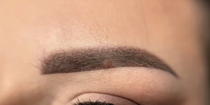Púdrové obočie v GLAMORA Beauty Salon: Prirodzený permanentný make-up