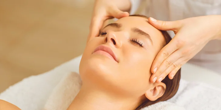 Hydratačná masáž pleti s peelingom a kyselinou hyalurónovou alebo multivitamínovým komplexom