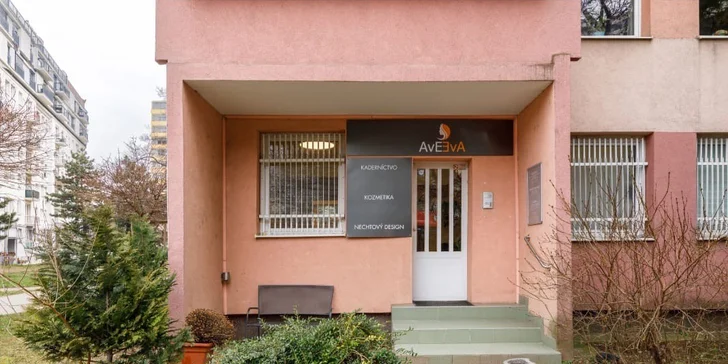 Hydratačná masáž pleti s peelingom a kyselinou hyalurónovou alebo multivitamínovým komplexom