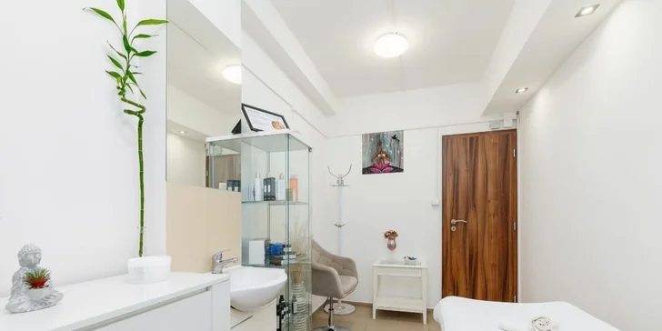 Hydratačná masáž pleti s peelingom a kyselinou hyalurónovou alebo multivitamínovým komplexom