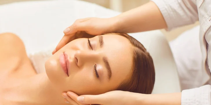 Hydratačná masáž pleti s peelingom a kyselinou hyalurónovou alebo multivitamínovým komplexom