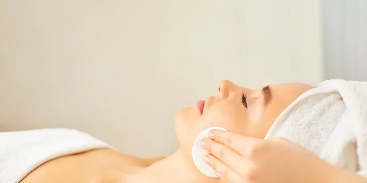 Hydratačná masáž pleti s peelingom a kyselinou hyalurónovou alebo multivitamínovým komplexom