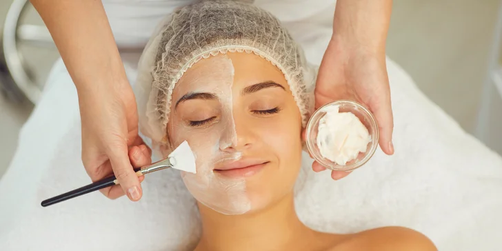 Hydratačná masáž pleti s peelingom a kyselinou hyalurónovou alebo multivitamínovým komplexom