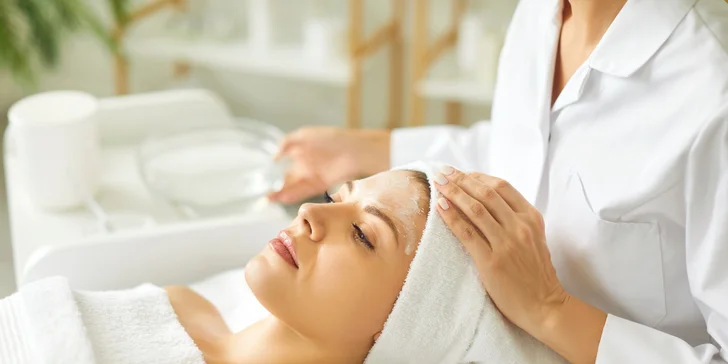 Hydratačná masáž pleti s peelingom a kyselinou hyalurónovou alebo multivitamínovým komplexom