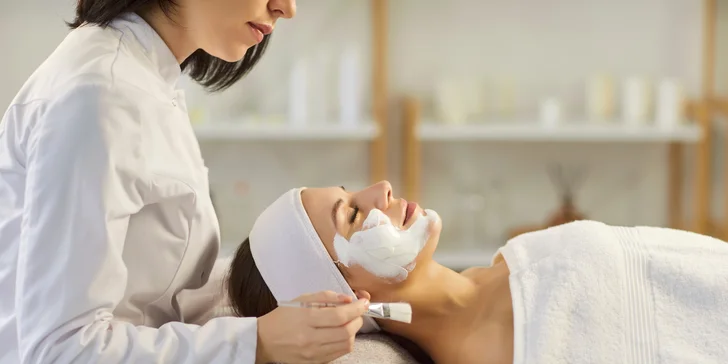 Hydratačná masáž pleti s peelingom a kyselinou hyalurónovou alebo multivitamínovým komplexom