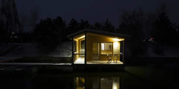 Pobyt vo vybavenom vodnom domčeku na Vysočine: požičanie loďky aj privátna sauna
