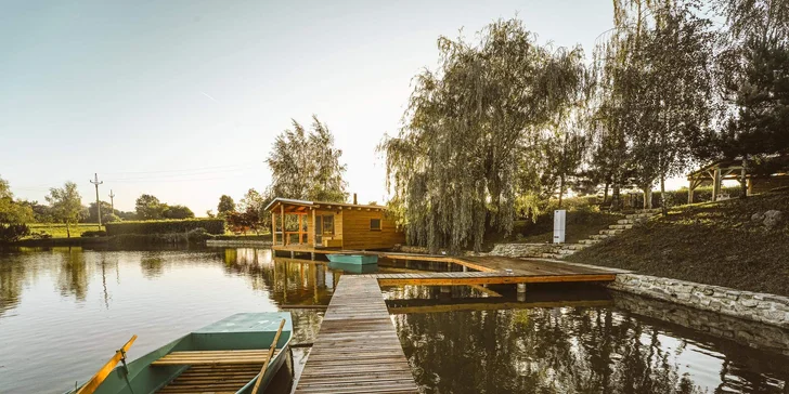 Pobyt vo vybavenom vodnom domčeku na Vysočine: požičanie loďky aj privátna sauna