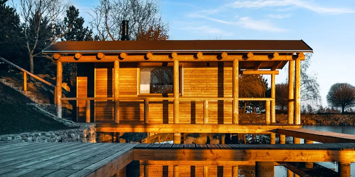 Pobyt vo vybavenom vodnom domčeku na Vysočine: požičanie loďky aj privátna sauna