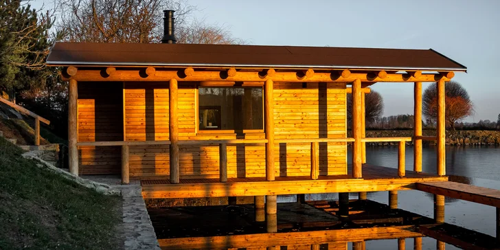 Pobyt vo vybavenom vodnom domčeku na Vysočine: požičanie loďky aj privátna sauna