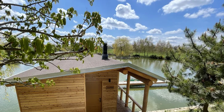 Pobyt vo vybavenom vodnom domčeku na Vysočine: požičanie loďky aj privátna sauna