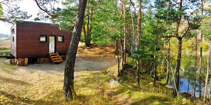Krásne vybavený drevený domček pri zatopenom lome v podhorí Šumavy: pobyt až pre 4 osoby