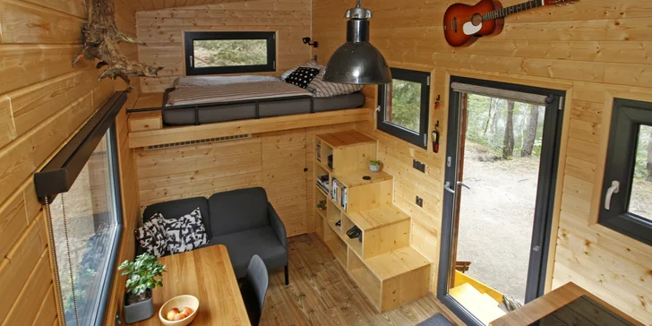 Krásne vybavený drevený domček pri zatopenom lome v podhorí Šumavy: pobyt až pre 4 osoby