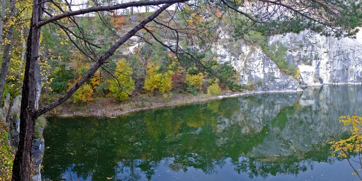 Krásne vybavený drevený domček pri zatopenom lome v podhorí Šumavy: pobyt až pre 4 osoby