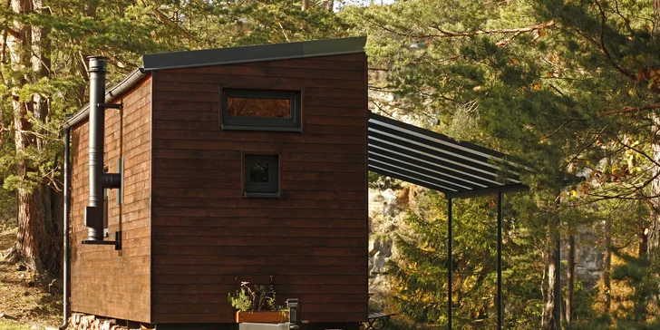 Krásne vybavený drevený domček pri zatopenom lome v podhorí Šumavy: pobyt až pre 4 osoby