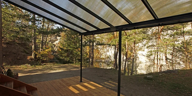 Krásne vybavený drevený domček pri zatopenom lome v podhorí Šumavy: pobyt až pre 4 osoby