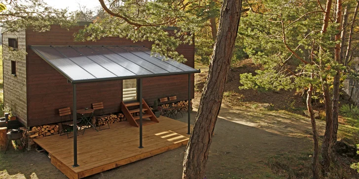 Krásne vybavený drevený domček pri zatopenom lome v podhorí Šumavy: pobyt až pre 4 osoby