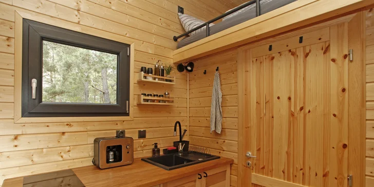 Krásne vybavený drevený domček pri zatopenom lome v podhorí Šumavy: pobyt až pre 4 osoby