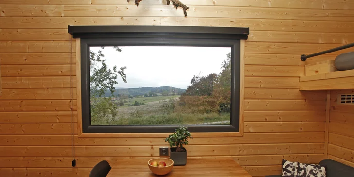 Krásne vybavený drevený domček pri zatopenom lome v podhorí Šumavy: pobyt až pre 4 osoby