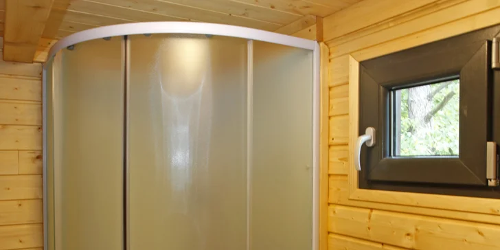 Krásne vybavený drevený domček pri zatopenom lome v podhorí Šumavy: pobyt až pre 4 osoby