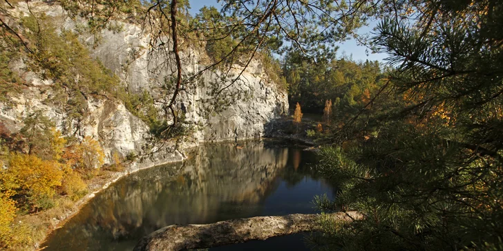 Krásne vybavený drevený domček pri zatopenom lome v podhorí Šumavy: pobyt až pre 4 osoby
