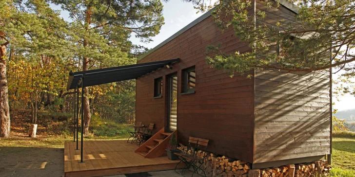 Krásne vybavený drevený domček pri zatopenom lome v podhorí Šumavy: pobyt až pre 4 osoby