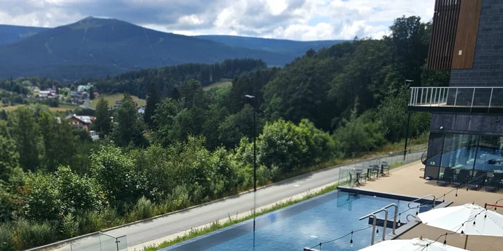 Nový moderný rezort v Sklárskej Porube: raňajky alebo polpenzia, wellness, infinity bazén