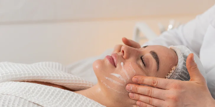 Čistenie pleti s chemickým peelingom, mezoterapia či plazmalifting