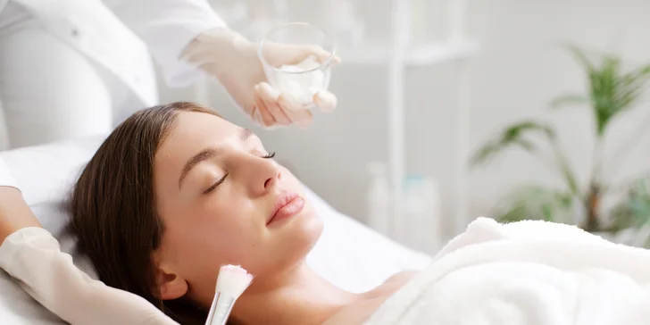 Čistenie pleti s chemickým peelingom, mezoterapia či plazmalifting