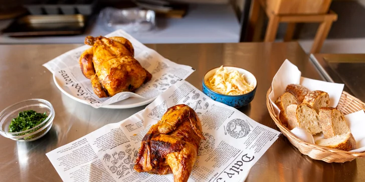Celé grilované kura s prílohami, omáčkou a pivom v Pilsner Restaurant u Kemov