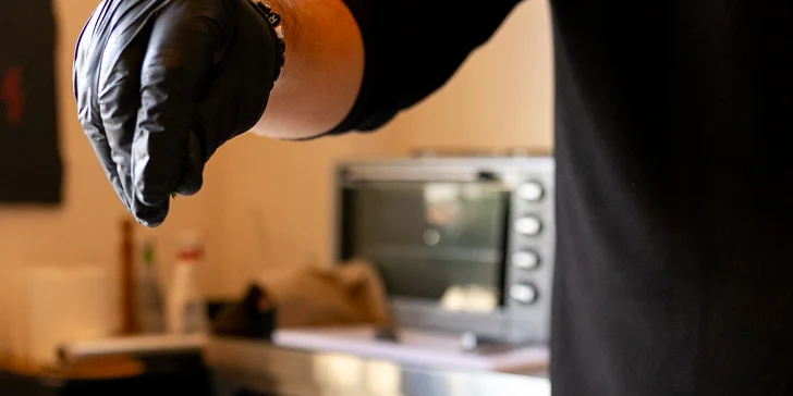 Celé grilované kura s prílohami, omáčkou a pivom v Pilsner Restaurant u Kemov