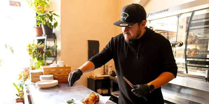 Celé grilované kura s prílohami, omáčkou a pivom v Pilsner Restaurant u Kemov