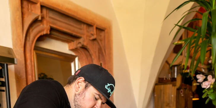 Celé grilované kura s prílohami, omáčkou a pivom v Pilsner Restaurant u Kemov