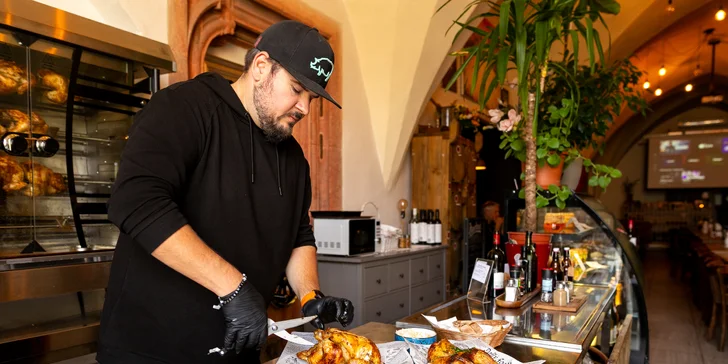 Celé grilované kura s prílohami, omáčkou a pivom v Pilsner Restaurant u Kemov