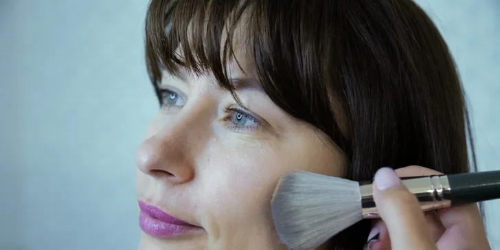 Líčenie, účes aj profesionálne fotenie, ktoré nechajú vašu prirodzenú krásu zažiariť