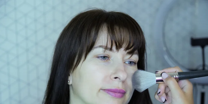 Líčenie, účes aj profesionálne fotenie, ktoré nechajú vašu prirodzenú krásu zažiariť