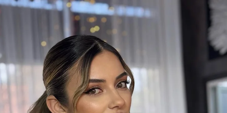 Líčenie, účes aj profesionálne fotenie, ktoré nechajú vašu prirodzenú krásu zažiariť