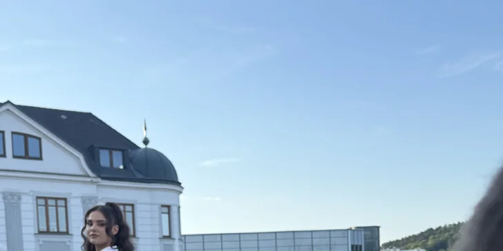 Líčenie, účes aj profesionálne fotenie, ktoré nechajú vašu prirodzenú krásu zažiariť