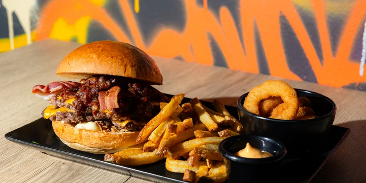 BaconJam smash burger s hranolčekmi, cibuľovými krúžkami a dressingom
