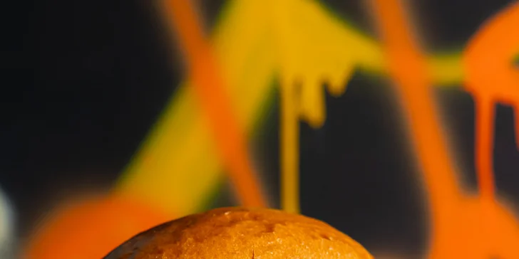 BaconJam smash burger s hranolčekmi, cibuľovými krúžkami a dressingom