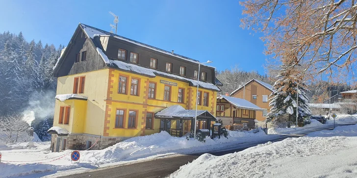 Aktívna dovolenka v Krkonošiach: rodinný penzión s raňajkami alebo polpenziou, wellness, zľava na športy