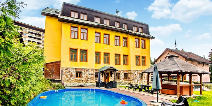 Aktívna dovolenka v Krkonošiach: rodinný penzión s raňajkami alebo polpenziou, wellness, zľava na športy