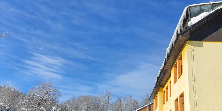 Aktívna dovolenka v Krkonošiach: rodinný penzión s raňajkami alebo polpenziou, wellness, zľava na športy
