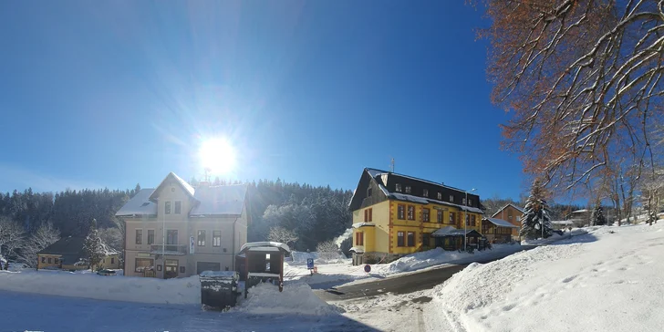 Aktívna dovolenka v Krkonošiach: rodinný penzión s raňajkami alebo polpenziou, wellness, zľava na športy