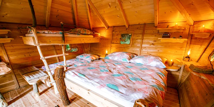 Domčeky na strome s výhľadom na hrad Krásna Hôrka a raňajkami z piknikového košíka servírovanými na terase