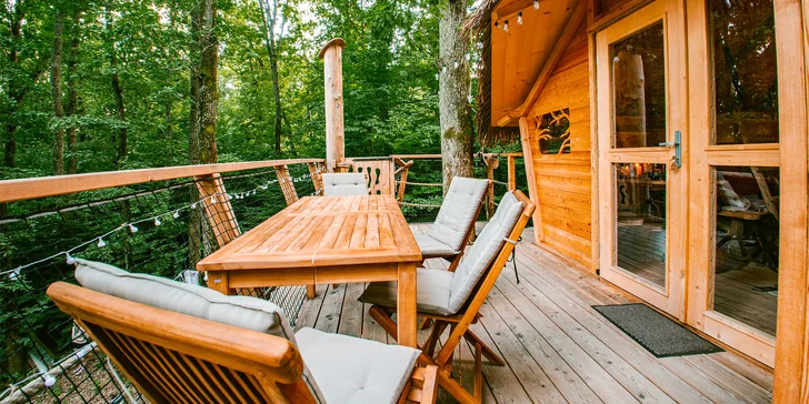 Domčeky na strome s výhľadom na hrad Krásna Hôrka a raňajkami z piknikového košíka servírovanými na terase