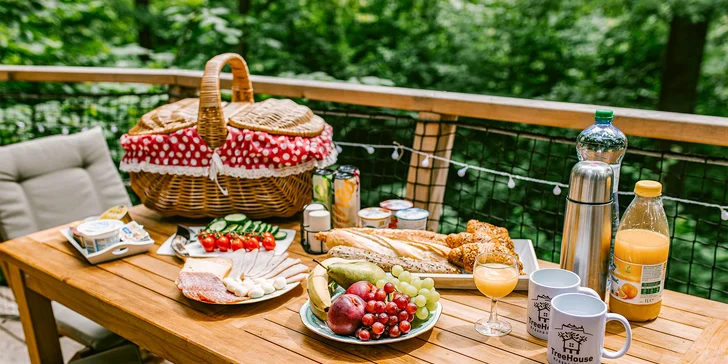 Domčeky na strome s výhľadom na hrad Krásna Hôrka a raňajkami z piknikového košíka servírovanými na terase
