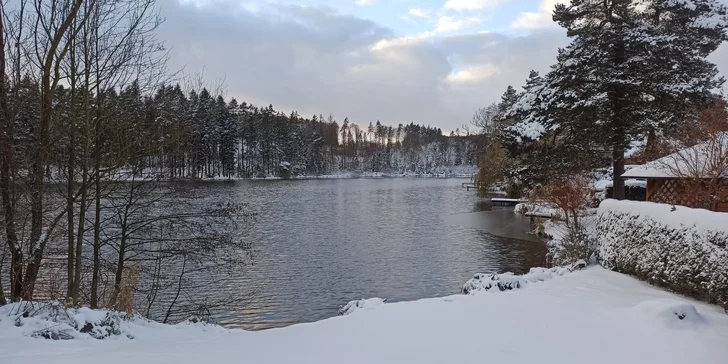 Pobyt v modernom a útulnom posede na Vysočine: vonkajšie ohnisko, kuchynka aj plnohodnotná kúpeľňa