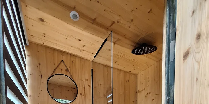 Pobyt v modernom a útulnom posede na Vysočine: vonkajšie ohnisko, kuchynka aj plnohodnotná kúpeľňa